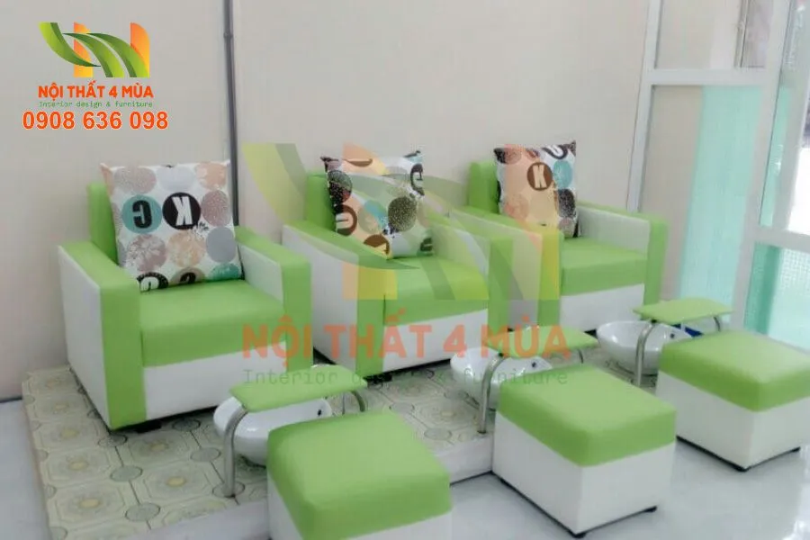 Hình ảnh đội ngũ thợ thi công bọc ghế sofa spa tận tâm, chuyên nghiệp