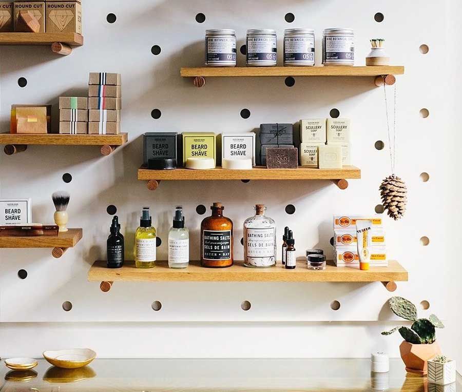 Kệ gỗ treo tường phòng bếp tiện dụng