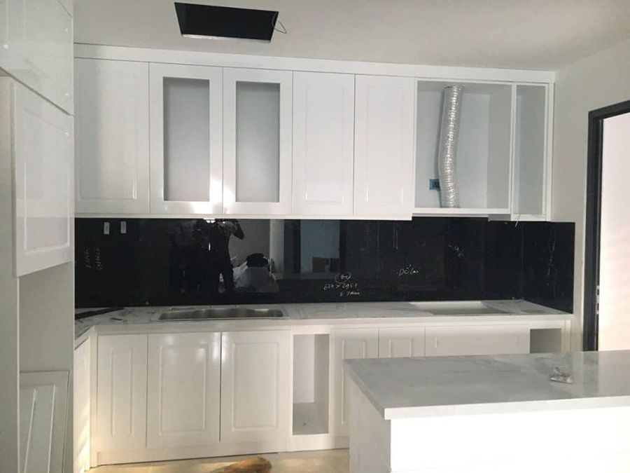 30+ Mẫu kính ốp bếp 3D, kính màu ốp bếp đẹp đa màu sắc 29 Mẫu kính ốp bếp màu đen