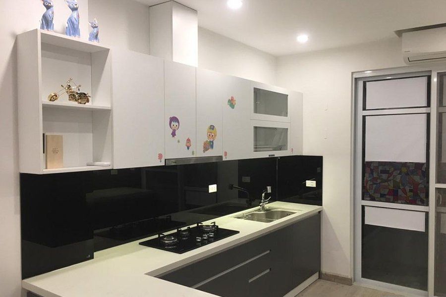 30+ Mẫu kính ốp bếp 3D, kính màu ốp bếp đẹp đa màu sắc 27 Mẫu kính ốp bếp màu đen