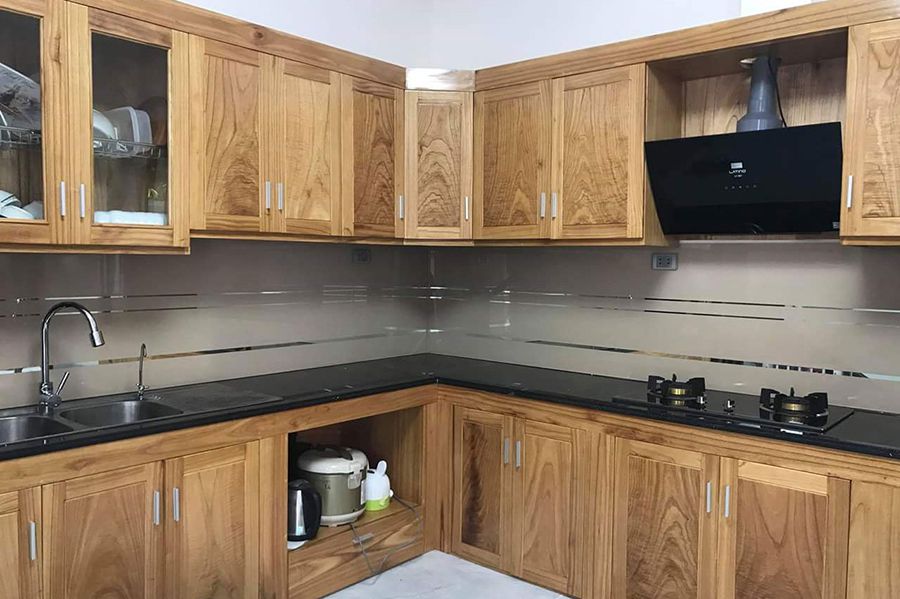 10+ Mẫu tủ bếp gỗ Lát đẹp - Sự lựa chọn mới cho không gian bếp 2 Mẫu tủ bếp gỗ lát đẹp sang trọng