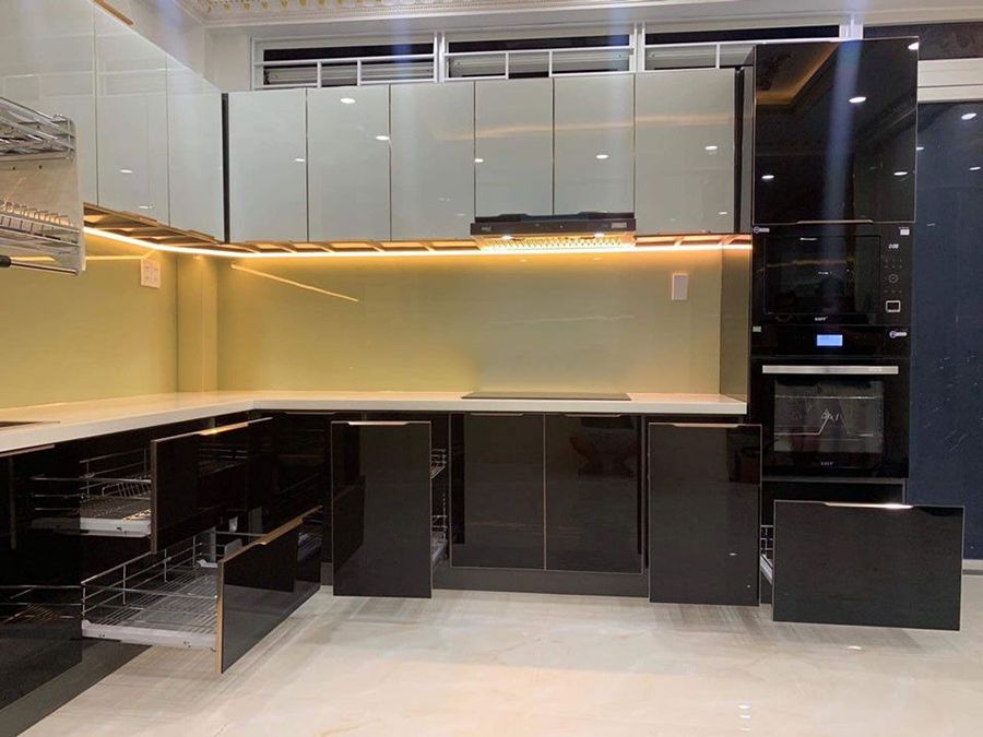 Mẫu tủ bếp inox cánh Acrylic bóng gương