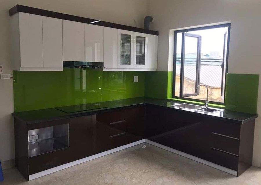 Mẫu tủ bếp inox cánh kính