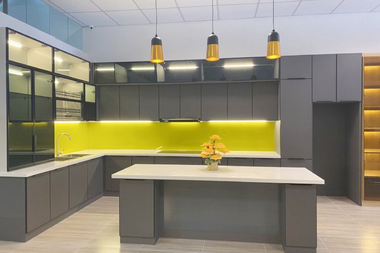 So sánh tủ bếp công nghiệp và tủ bếp inox