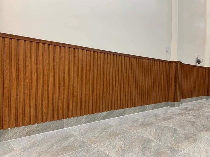 25+ Mẫu ốp gỗ phòng khách nhà ống đẹp, sang trọng 4 Ốp gỗ chân tường phòng khách