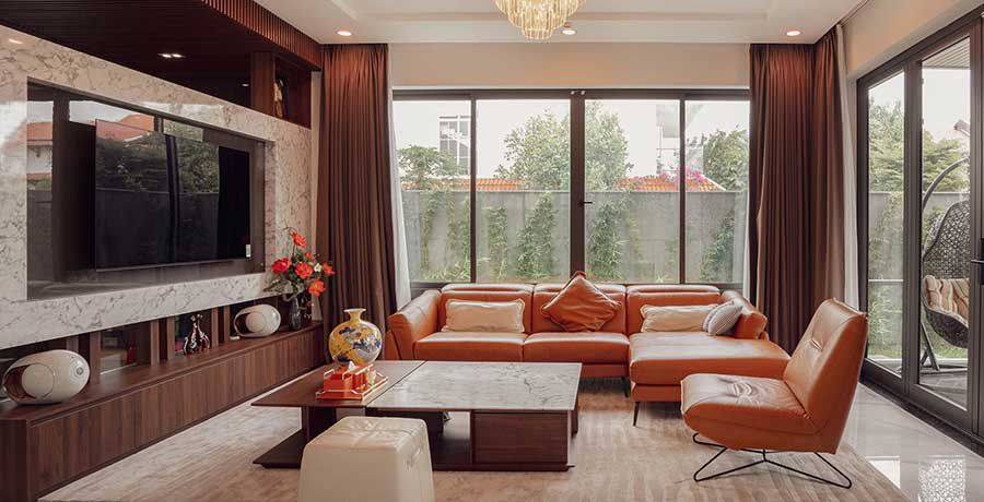 Cách trang trí phòng khách nhà vuông đẹp, hiện đại tối ưu nhất 10 Thiết kế cửa kính nhìn ra vườn
