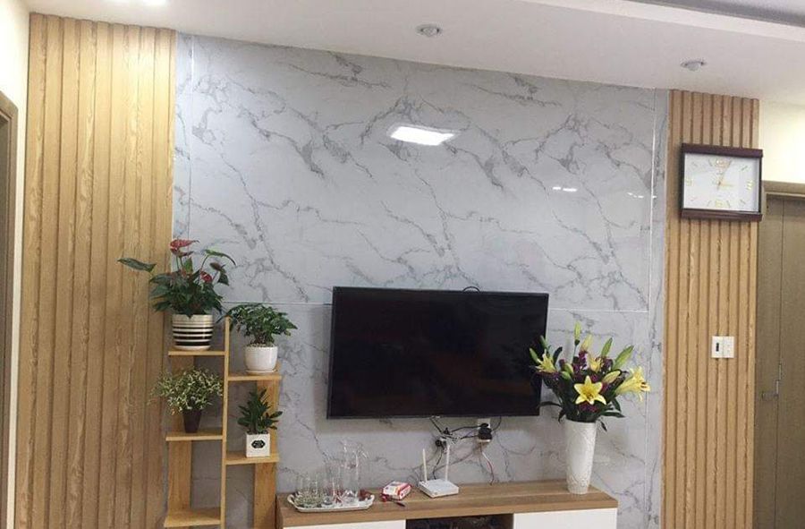Vách tivi phòng khách nhựa giả gỗ