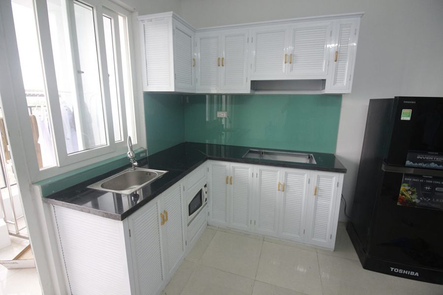 Báo giá 20+ Mẫu tủ bếp nhôm kính đẹp, rẻ tại TpHCM 5 Mẫu tủ bếp nhôm kinh màu trắng đơn giản đẹp