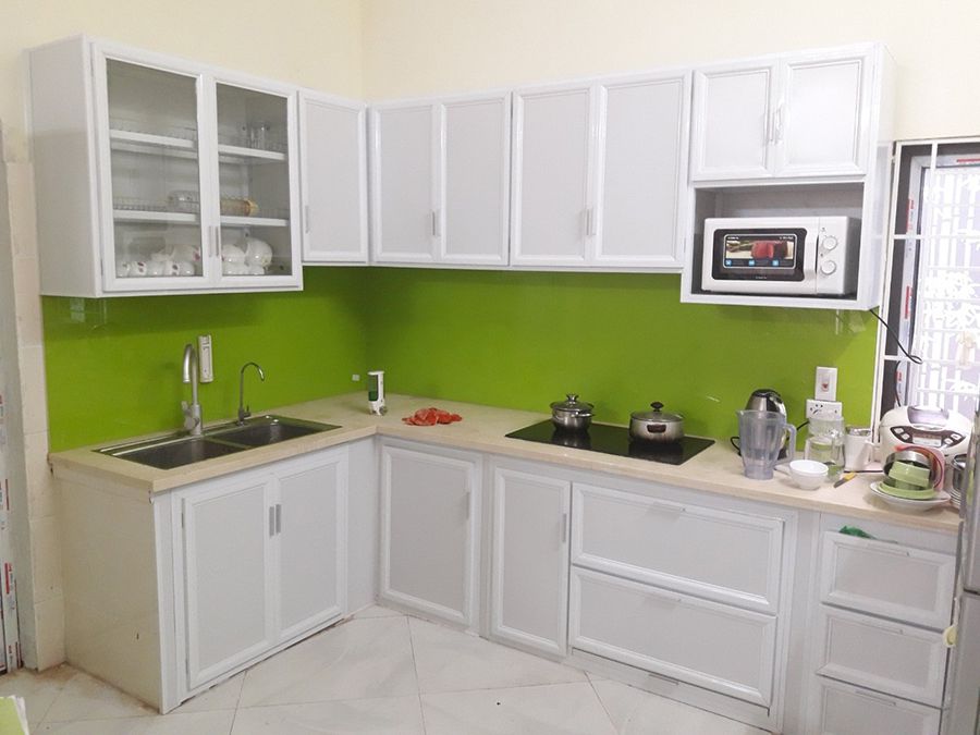 Báo giá 20+ Mẫu tủ bếp nhôm kính đẹp, rẻ tại TpHCM 7 Mẫu tủ bếp nhôm kinh màu trắng đơn giản đẹp
