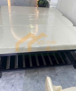 Giường massage gỗ chân đen nệm trắng